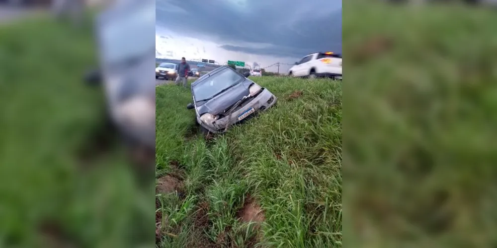 O veículo, com placas de Castro, parou no canteiro central por volta das 17 horas