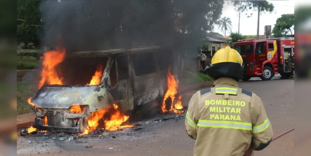 Em questão de minutos, o veículo foi consumido pelo fogo. Equipes do Corpo de Bombeiros foram acionadas