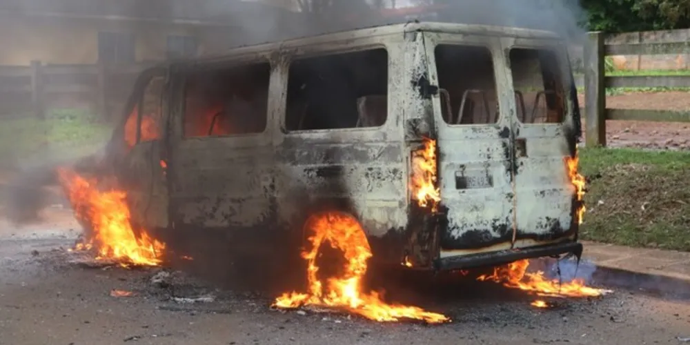 Cerca de dez crianças estavam dentro do automóvel e ninguém ficou ferido