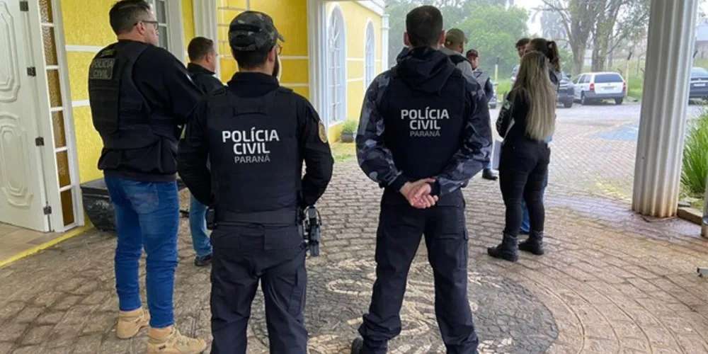 Um homem de 20 anos de idade foi preso em flagrante pelos crimes de tráfico de drogas e receptação