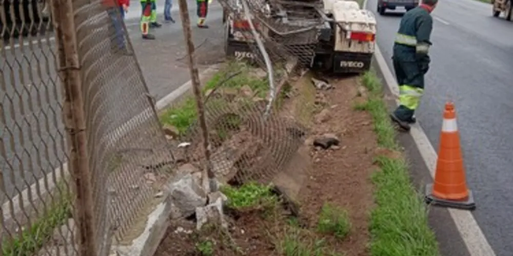 Trânsito está lento na passagem pelo local