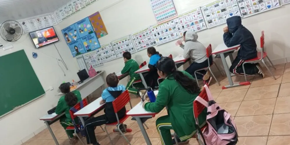 Durante a atividade, foi utilizada uma videoaula do projeto Vamos Ler e confeccionados cartazes sobre o assunto