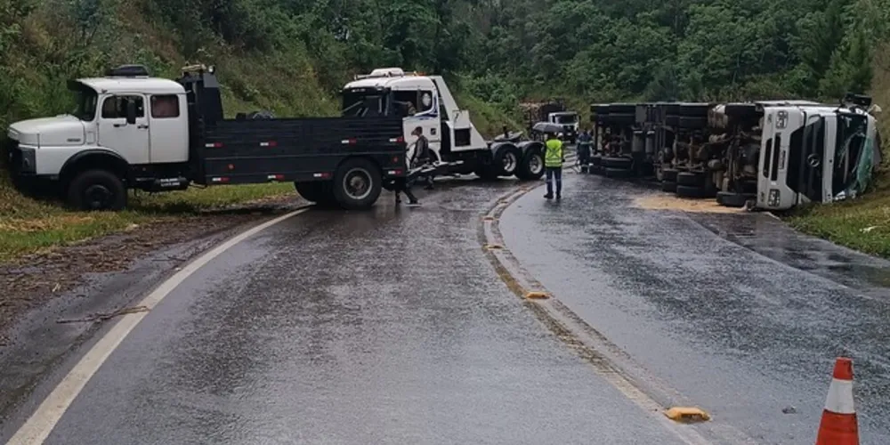 Caminhão que tombou tinha placas de Telêmaco Borba