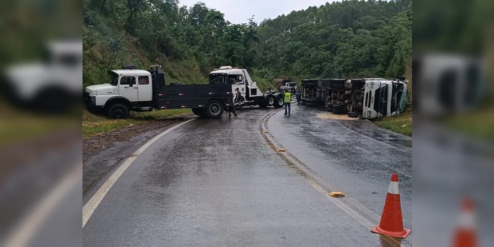 Caminhão que tombou tinha placas de Telêmaco Borba