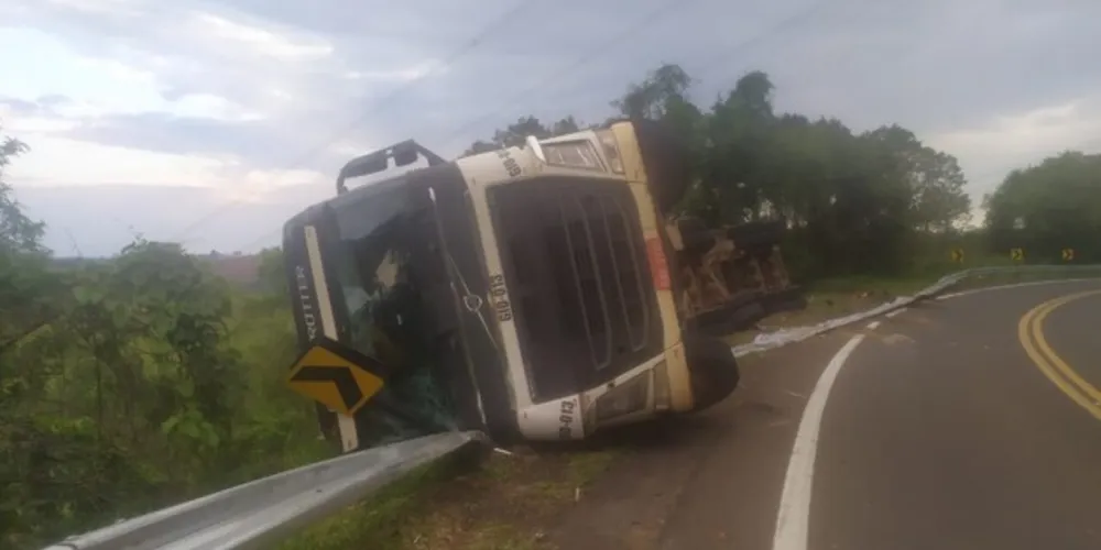 Veículo Volvo FH tem placas de Embu (SP)