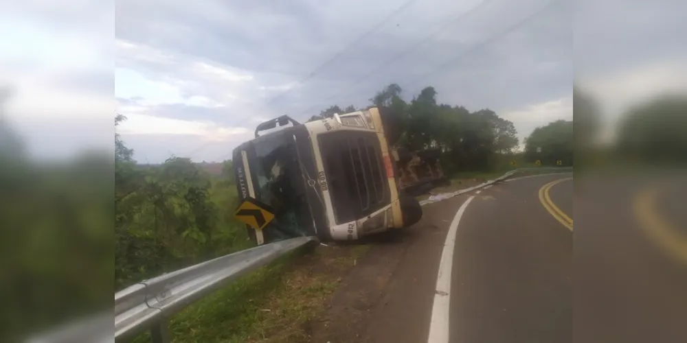 Veículo Volvo FH tem placas de Embu (SP)