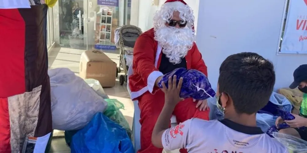 Iniciativa conta com a tradicional presença do Papai Noel