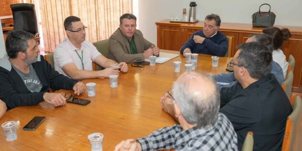 Além do prefeito, da vice-prefeita e do diretor da 21ª RS também participaram da reunião o vereador Antonio Marcos e secretários municipais