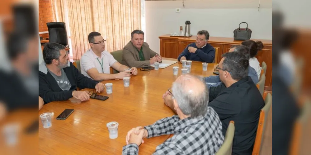 Além do prefeito, da vice-prefeita e do diretor da 21ª RS também participaram da reunião o vereador Antonio Marcos e secretários municipais