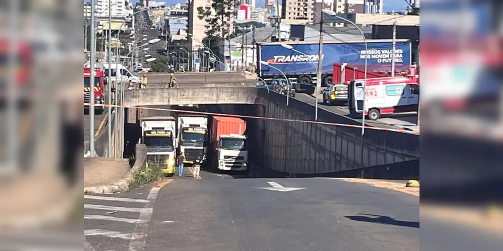 O local ficou interditado por alguns minutos, movimento que também chamou a atenção de populares