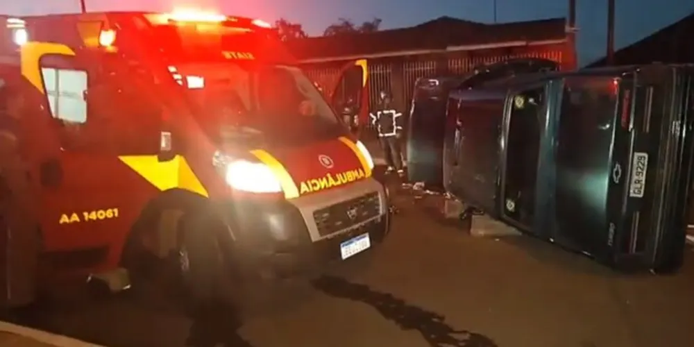 A colisão traseira seguida de capotamento ocorreu na rua Paulo Grott, Vila Dal Col, região de Uvaranas