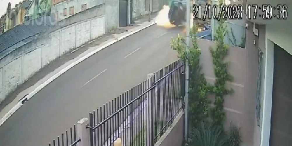 Caminhonete segue pela rua Paulo Grott, na vila Dal Col, regiãod e Uvaranas, quando bate na traseira de um caminhão e capota