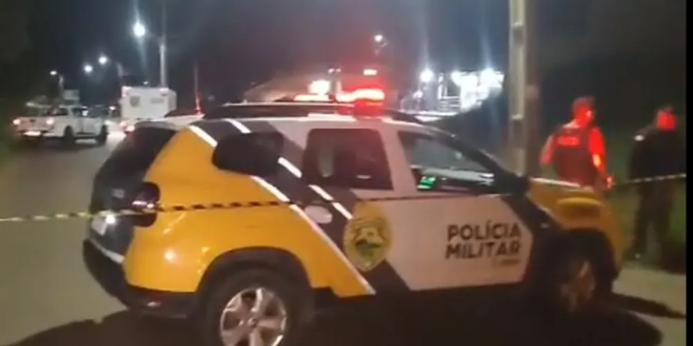 O rapaz teria sido alvo de um disparo de arma de fogo. Até o momento, a Polícia não se manifestou oficialmente sobre o caso