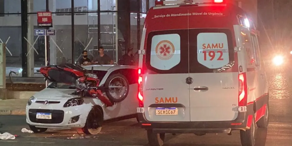 Após a colisão, a moto ficou parada em cima do automóvel