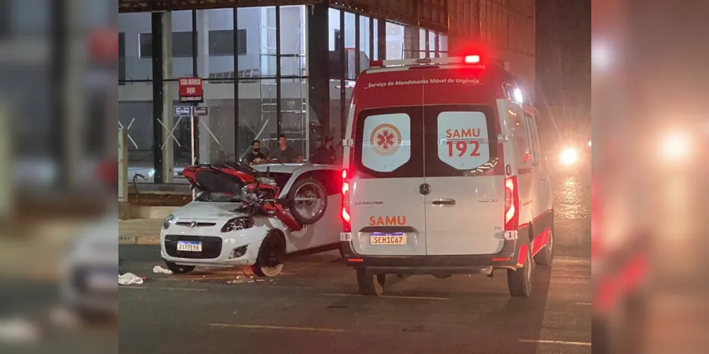 Após a colisão, a moto ficou parada em cima do automóvel