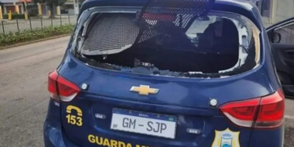 Ele foi detido, mas depredou a viatura ao tentar fugir