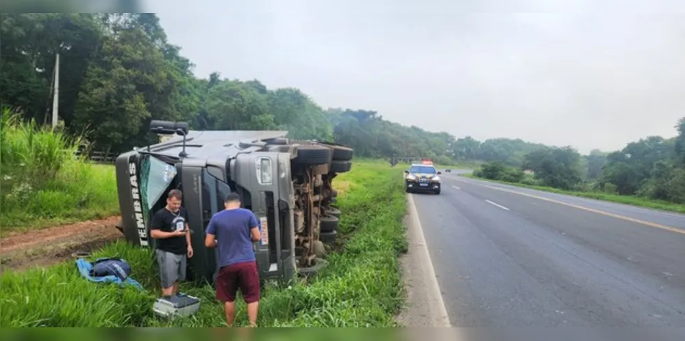 Acidente foi no sentido Ponta Grossa da rodovia