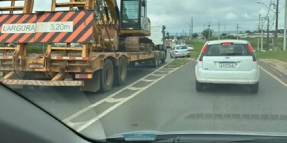 Caminhão bloqueia totalmente a pista no sentido bairro