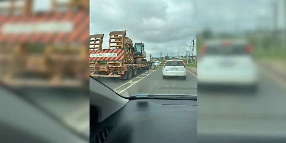 Caminhão bloqueia totalmente a pista no sentido bairro