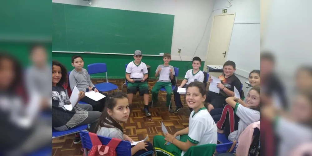 Uma das propostas realizadas pelos alunos consistiu em pesquisas e posterior leitura, em sala, de poemas escolhidos por eles