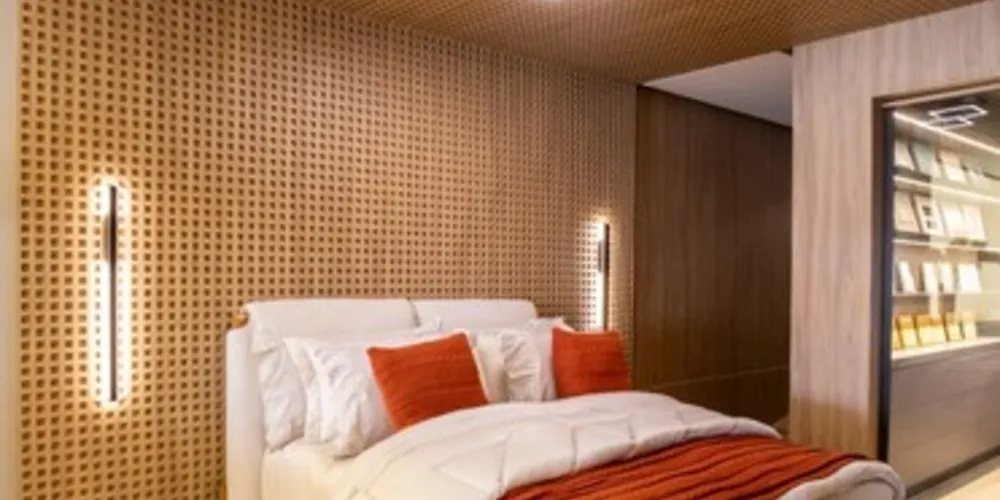 Elemento foi utilizado como painel e no teto, trazendo um toque intimista e aconchegante ao cômodo