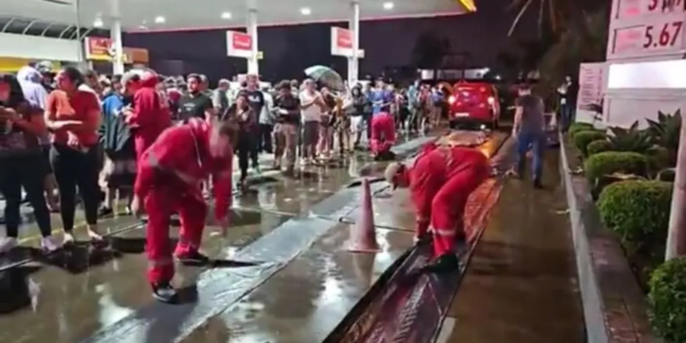 Entrega do material está sendo realizada num posto de combustíveis, na rotatória do Núcleo Santa Paula