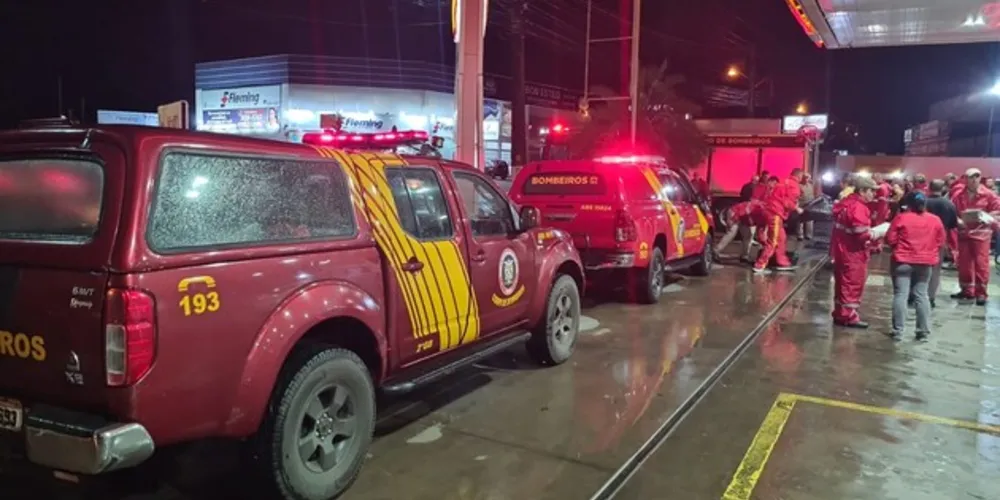 Bombeiros entregaram lonas para a comunidade