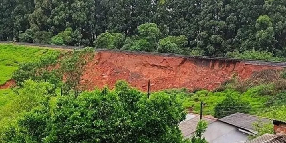 O solo cedeu a parte do trilho ficou 'no ar'