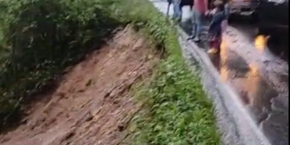 Parte da encosta ao lado da estrada cedeu na região de Itaiacoca