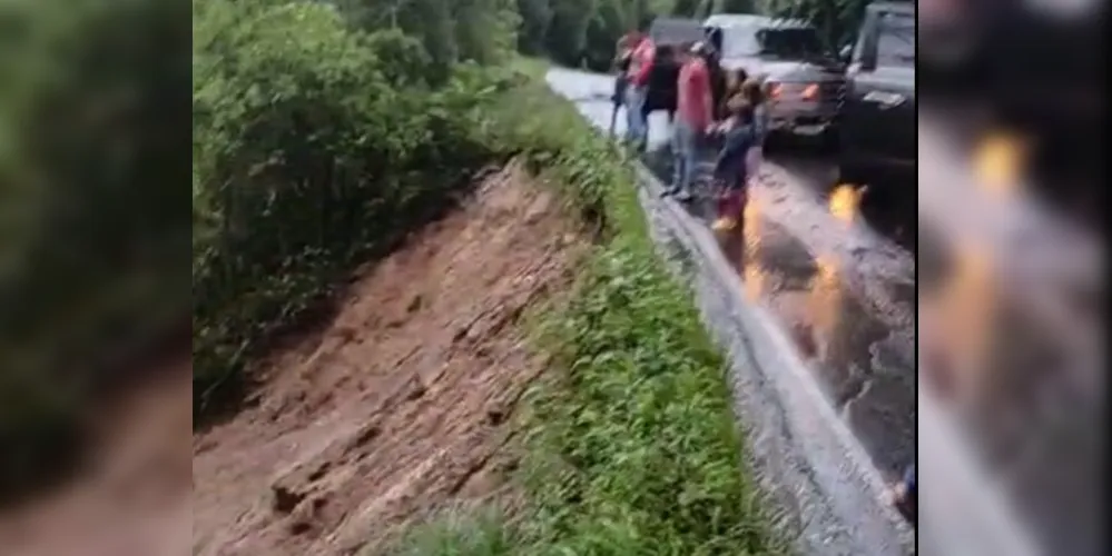 Parte da encosta ao lado da estrada cedeu na região de Itaiacoca