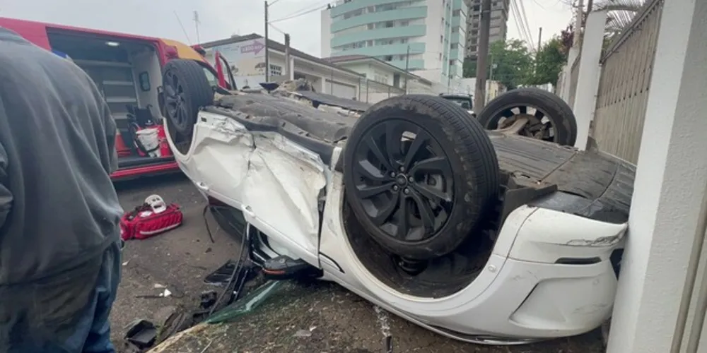 Vídeo mostra o momento em que o Peugeot atinge 'em cheio' a Land Rover