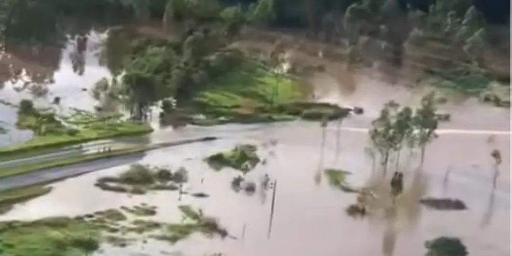 Imagem ilustrativa da imagem Imagens aéreas mostram alagamento na PR-151 entre PG e Palmeira