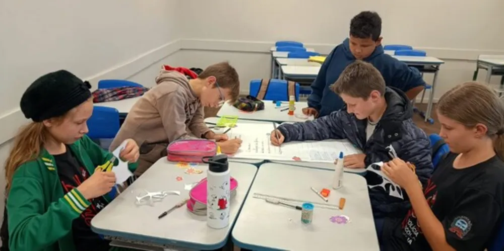 As atividades foram compostas pela elaboração de poemas e desenhos sobre a estação, baseados na videoaula do Vamos Ler