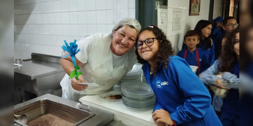 Através dos estudos sobre o tema, os alunos presentearam cada membro da equipe escolar com cartões e uma flor