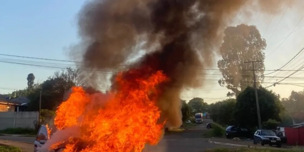 Veículo pegou fogo na Vila Real, bairro Chapada