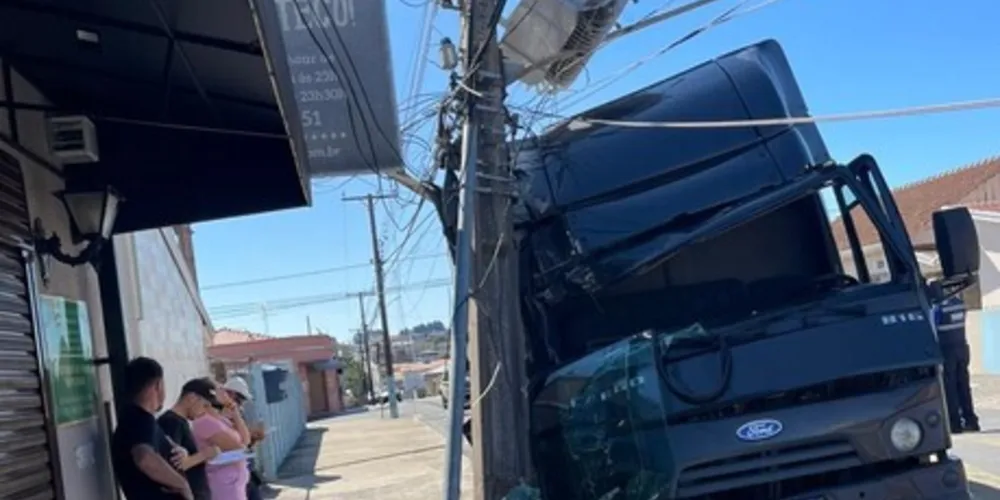 Caminhão atingiu um poste sobre a calçada