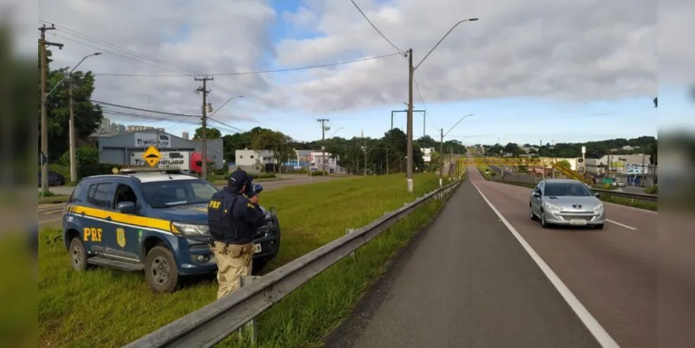 Durante as fiscalizações, 654 motoristas foram flagrados ultrapassando em locais proibidos