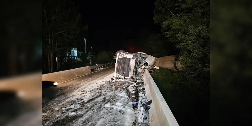 Trânsito ficou em meia pista no local