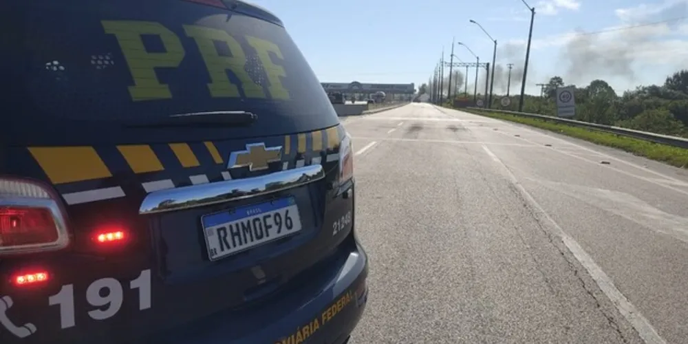 PRF liberou o tráfego no local com um desvio por dentro da praça desativada