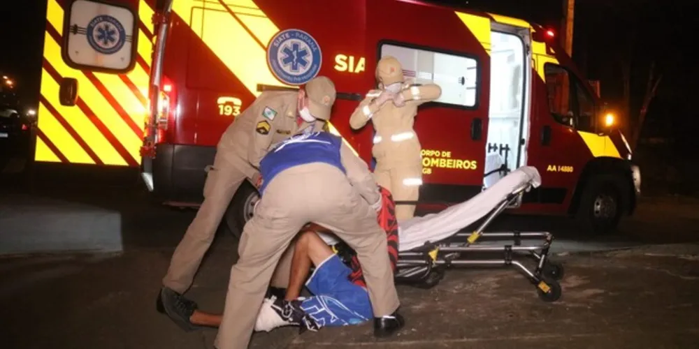 Imagem ilustrativa da imagem Jovem de 18 anos cai em buraco na rua e vai parar em hospital de PG
