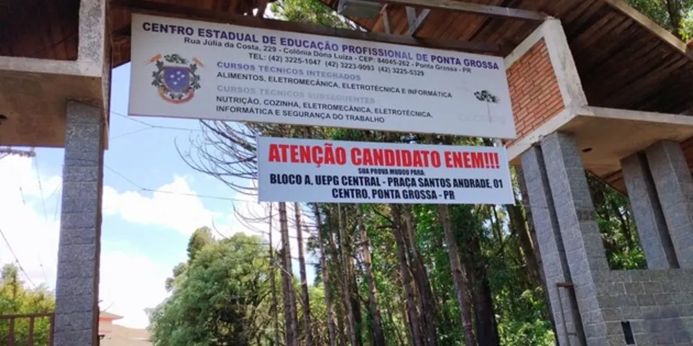 Cartaz foi instalado neste sábado