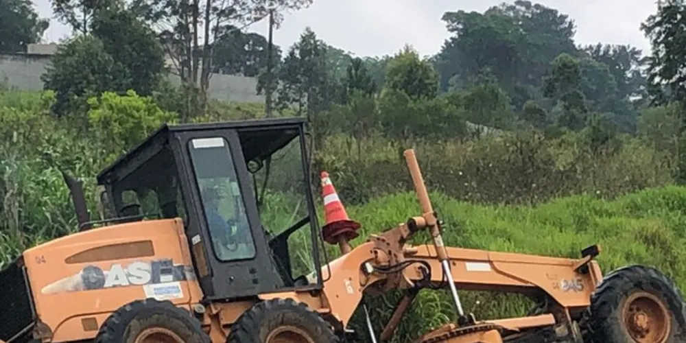 Imagem ilustrativa da imagem Trator da Prefeitura é nova 'vítima' de lama em rua do Jardim Carvalho