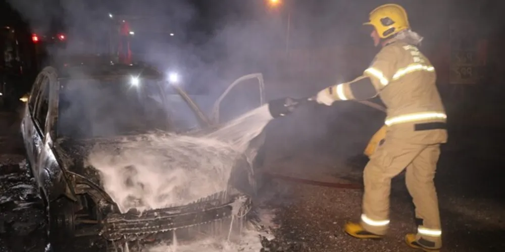 Carro foi completamente tomado pelas chamas