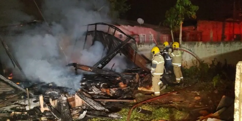 Residência acabou tomada pelas chamas
