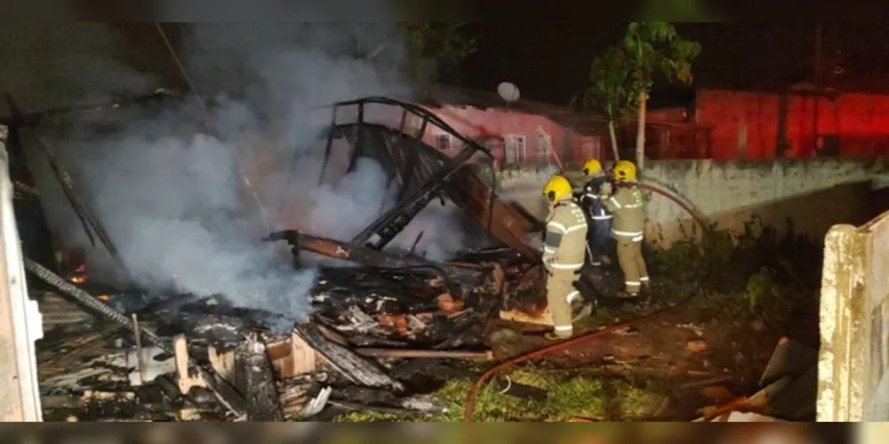 Residência acabou tomada pelas chamas