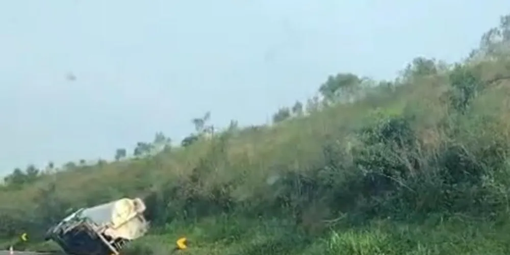 O acidente aconteceu em uma curva e o caminhão acabou tombando fora da pista
