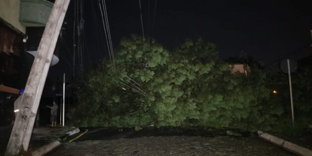 Um dos locais mais atingidos foi o entorno da praça Duque da Caxias, no Centro