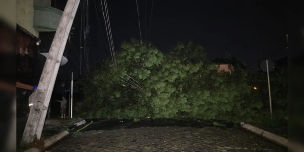 Um dos locais mais atingidos foi o entorno da praça Duque da Caxias, no Centro