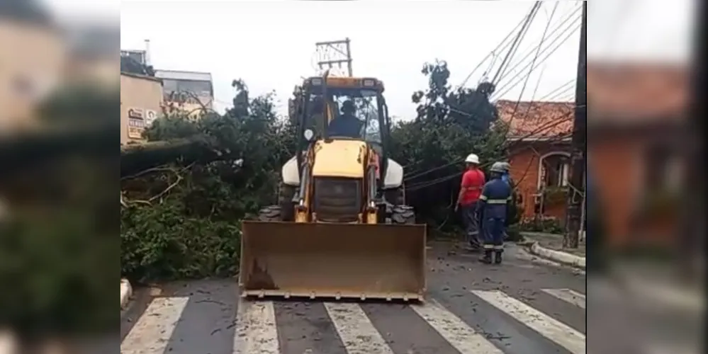 Trabalhos acontecem, entre outros locais, na Praça Duque de Caxias, nesta manhã