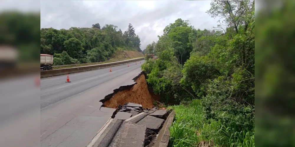 Desmoronamento avança sobre a pista da direita